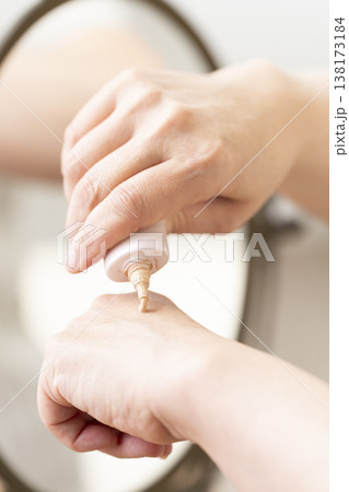 化粧する女性の手元　メイクする手元 138173184