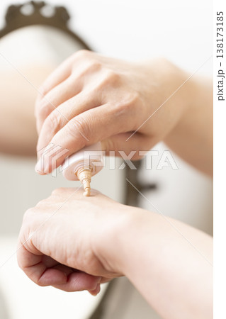 化粧する女性の手元　メイクする手元 138173185