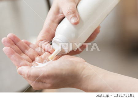 化粧する女性の手元 メイクする手元 化粧する女性の手元 メイクする手元 138173193