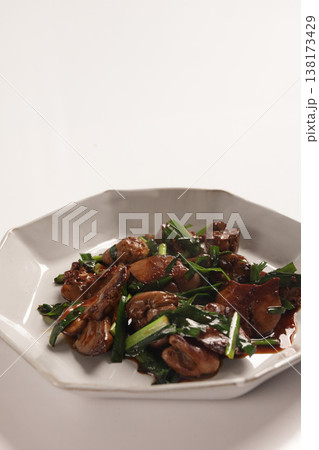 ニラレバ炒め（レバニラ炒め） 中華料理 盛り付け 138173429
