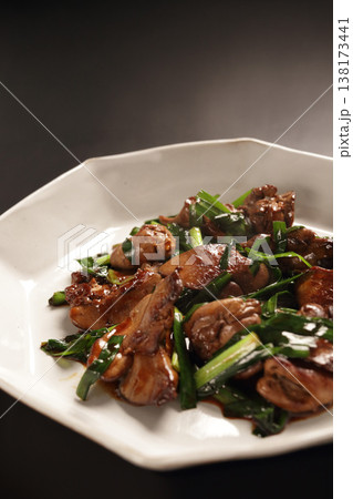 ニラレバ炒め（レバニラ炒め） 中華料理 盛り付け 138173441
