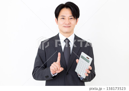 電卓を持って人差し指を立てるミドル男性ビジネスマン 138173523