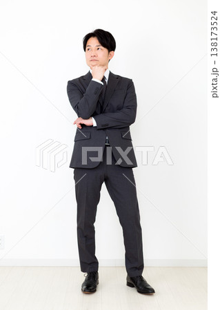 悩むミドル男性ビジネスマン 138173524