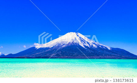 グアム島タモン湾の美しいサンゴ礁の海 138173615