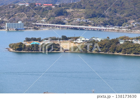 浜名湖 舘山寺 大草山から見下ろす東名高速 浜名湖SA 芝生公園（静岡県浜松市） 138173630