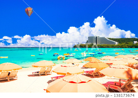 グアム島タモン湾の美しいサンゴ礁の海 138173674