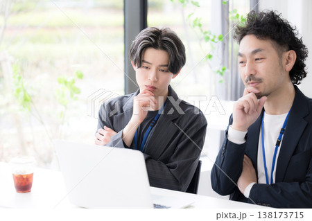 問題を検討する上司と若手社員の思考と解決のビジネスシーン どうしようか悩む迷う考えるの顎に手を当てる 問題を検討する上司と若手社員の思考と解決のビジネスシーン どうしようか悩む迷う考えるの顎に手を当てる 138173715