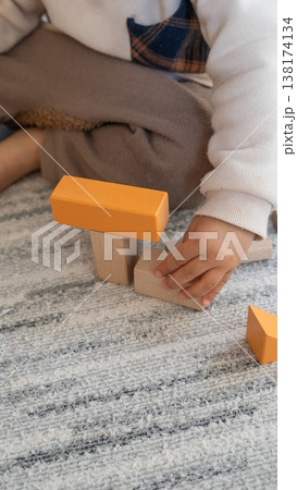積み木で遊ぶ幼児の縦画像 138174134