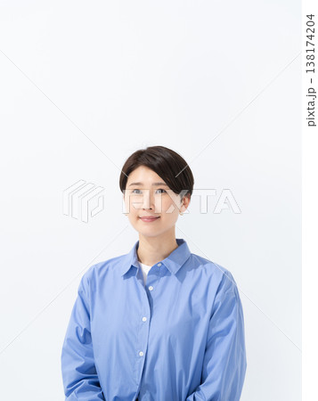 笑顔の女性 138174204