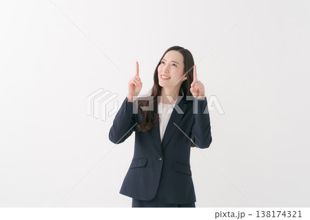指差しをする笑顔のビジネスウーマン 138174321