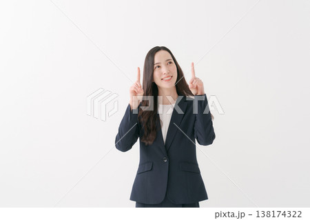 指差しをする笑顔のビジネスウーマン 138174322