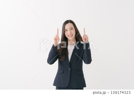 指差しをする笑顔のビジネスウーマン 138174323