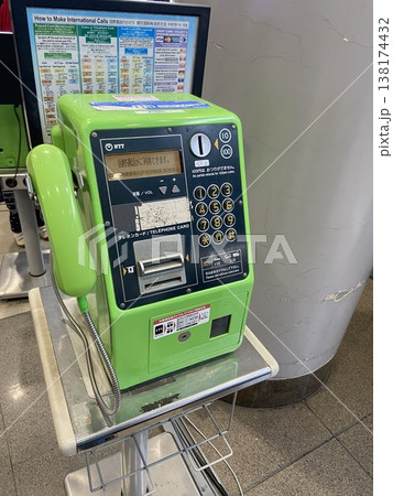 大阪・関西空港駅の緑色の公衆電話(日本のレトロ通信インフラ) 大阪・関西空港駅の緑色の公衆電話(日本のレトロ通信インフラ) 138174432