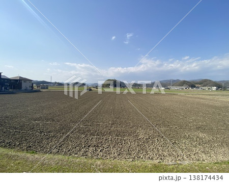広島県三原市の田園風景と春の青空に広がる農地 138174434