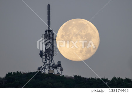 沖縄県国頭郡本部町 2026年2月の満月と山の上の電波塔 沖縄県国頭郡本部町 2026年2月の満月と山の上の電波塔 138174463