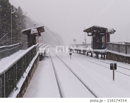雪に埋もれた駅 雪に埋もれた駅 138174554