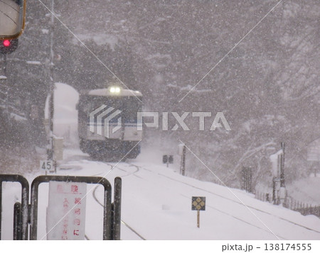 吹雪の中、走る列車 138174555