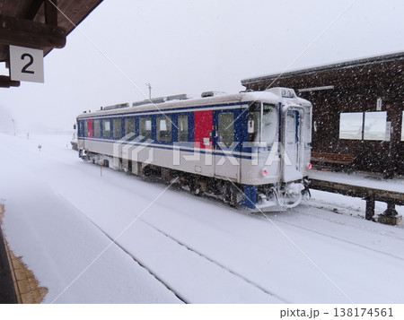 雪を纏いし普通列車 138174561