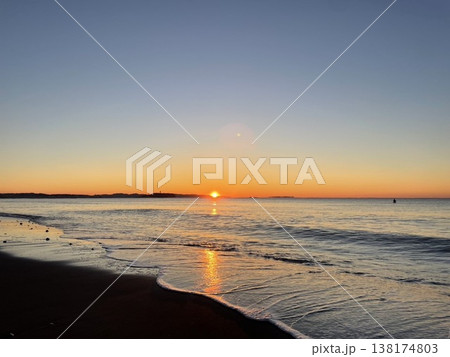 湘南の朝日と穏やかな海 静かな時間の風景 138174803
