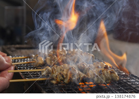 焼き鳥を焼く 焼き鳥を焼く 138174876
