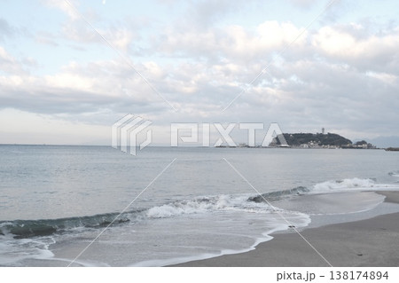 穏やかな海と砂浜と島の風景　やさしい波と広がる空 138174894