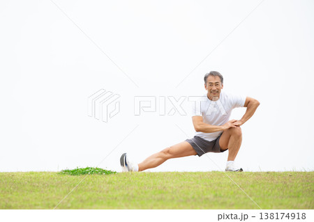 土手でストレッチをする男性 土手でストレッチをする男性 138174918