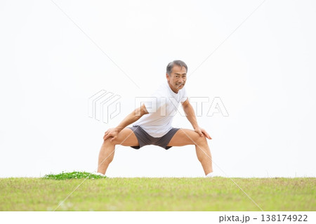 土手でストレッチをする男性 138174922