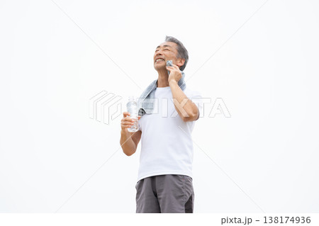 水分補給をする男性　ペットボトル 138174936