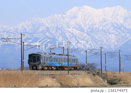 【あいの風とやま鉄道】立山連峰と521系1000番台（あいの風とやま鉄道線：水橋〜東富山） 138174975