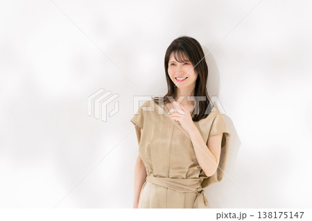 女性　日差し　ビューティー 138175147