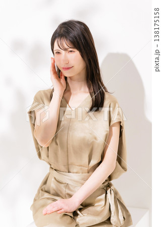 女性　日差し　ビューティー 138175158