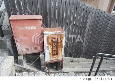 錆びた消火器箱とホース格納箱　住宅地の防災設備 138175294