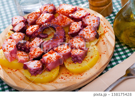 Pulpo a la gallega 138175428