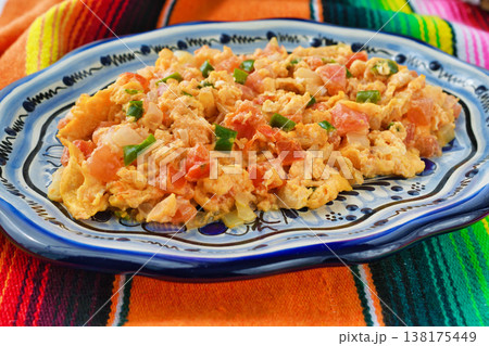 メキシコ料理のウェボス・ア・ラ・メヒカーナ　Huevos a la mexicana 138175449