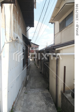 日本の住宅街にある細い路地裏と古い家並み 138175596