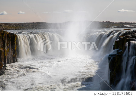 北欧の島国アイスランド共和国北部　ヨークルスアゥアゥフィヨットルム川を流れ落ちるセルフォス 138175603