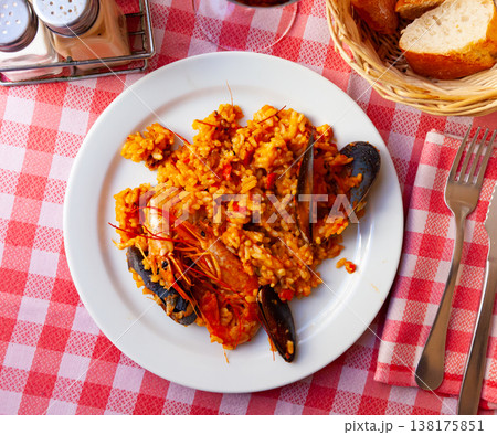 Paella de mariscos with shrimps and mussels 138175851