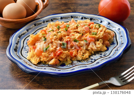 メキシコ料理のウェボス・ア・ラ・メヒカーナ　Huevos a la mexicana 138176048