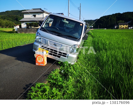 軽自動車を運転する高齢者 軽自動車を運転する高齢者 138176096