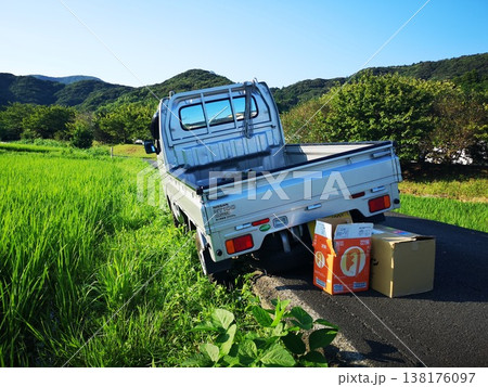 脱輪した軽トラ 138176097