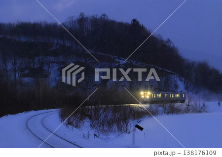 吹雪の石北本線 138176109
