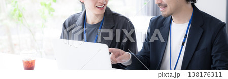 会社の仕事中に一緒に打ち合わせする上司に励まされる新卒などの新入社員の爽やかなイメージ 顔無し 会社の仕事中に一緒に打ち合わせする上司に励まされる新卒などの新入社員の爽やかなイメージ 顔無し 138176311