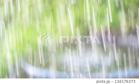 梅雨・激しく降る雨のイメージ 梅雨・激しく降る雨のイメージ 138176373