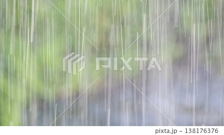 梅雨・激しく降る雨のイメージ 梅雨・激しく降る雨のイメージ 138176376
