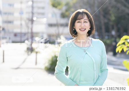 カメラ目線で笑顔の50代前半の女性 カメラ目線で笑顔の50代前半の女性 138176392