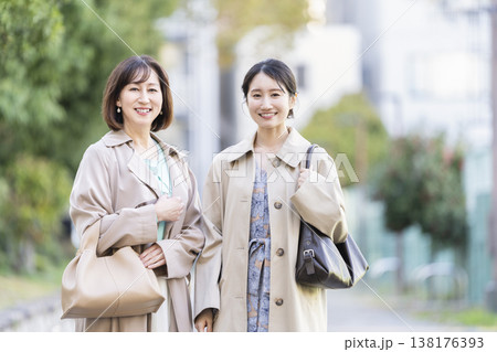 カメラ目線で笑顔の30代と50代の女性 138176393