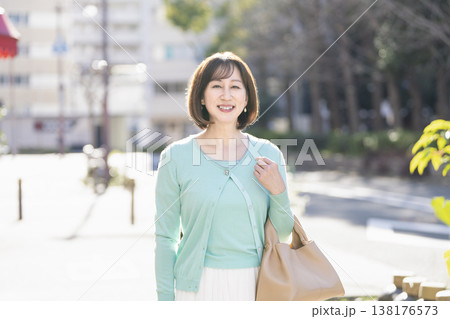 カメラ目線で笑顔の50代前半の女性 カメラ目線で笑顔の50代前半の女性 138176573