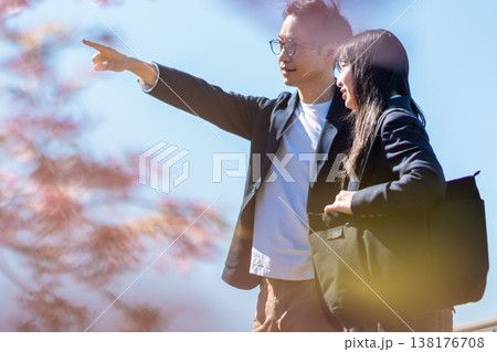 桜の下で未来を指差す先生と、夢を描く女子高校生 桜の下で未来を指差す先生と、夢を描く女子高校生 138176708