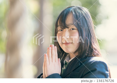 神社で手を合わせ祈る制服姿の女子高生　笑顔 138176726