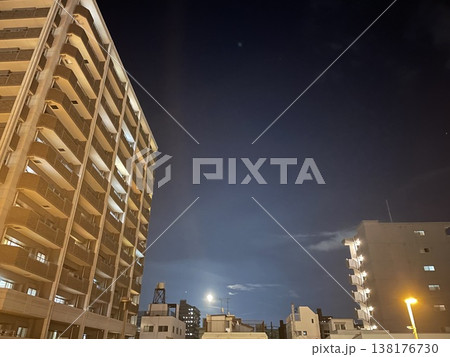 満月が昇る夜の住宅街とマンションの夜景 満月が昇る夜の住宅街とマンションの夜景 138176730